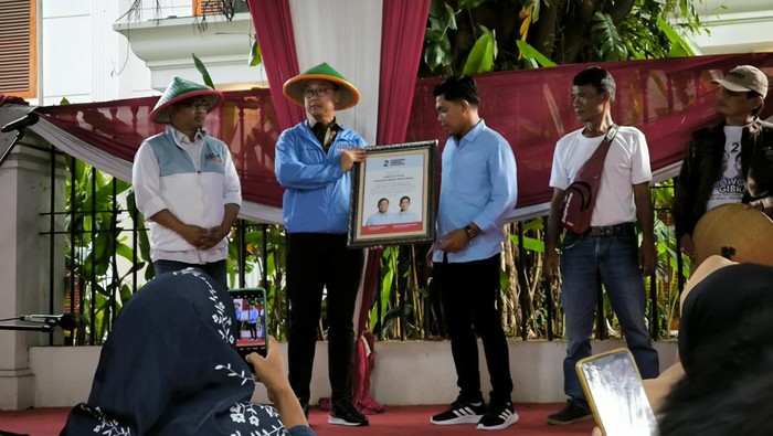 Momen Petani Bawang Merah Brebes Dukung Prabowo-Gibran Wakil Ketua Tim Kampanye Nasional (TKN) Prabowo-Gibran, Eddy Soeparno menerima Persatuan Petani dan Pengusaha Bawang Merah se-Kabupaten Brebes di kediaman Prabowo Subianto, Kertanegara, Kebayoran Baru, Jakarta Selatan, Senin (22/1/2024).