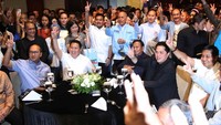 Prabowo dan para relawan sempat foto bersama sambil mengacungkan dua jarinya. 