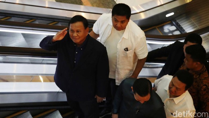 Momen Prabowo, Erick Thohir hingga Ara Duduk Semeja di Acara ETAS Capres nomor urut 2 Prabowo Subianto menghadiri acara Relawan Erick Thohir alumni Amerika Serikat for 02 (ETAS) di Plaza Senayan, Jakarta, Senin (22/1/2024). Prabowo duduk satu meja dengan Maruarar Sirait atau Ara dan Menteri BUMN Erick Thohir.