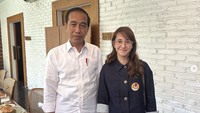 Bersama Presiden Joko Widodo, Tsamara makan di restoran tradisional di Bandung. Saat itu mereka menjajal kereta cepat dari Jakarta sampai Bandung. Foto: Instagram tsamaradki