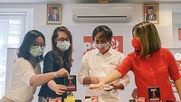 Tahun 2020, Tsamara mengucapkan selamat ulang tahun ke PSI. Mereka merayakannya dengan potong tumpeng aneka lauk bersama. Foto: Instagram tsamaradki