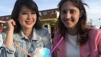 Bersama Grace Natalie, Tsamara pernah kulineran di Copenhagen. Mereka memesan es serut yang tampak Instagramable. Foto: Instagram tsamaradki