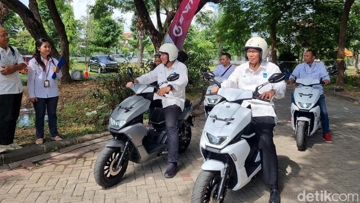 Motor listrik EVITS saat dicoba Rektor dan beberapa orang di Graha ITS.