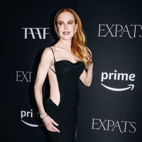 Didandani oleh stylist selebriti, Jason Bolden, istri Keith Urban itu tampil percaya diri dengan gaun yang mengekspos sebagian besar tubuhnya mulai dari bagian punggung yang terbuka hingga memiliki belahan yang tinggi sampai paha. Foto: Nina Westervelt/Variety via Getty Images