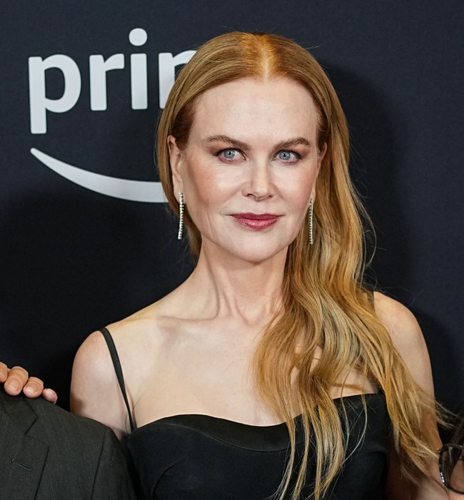 Menjadikan gaun hitamnya menjadi pusat penampilannya, Nicole Kidman melengkapi gayanya dengan anting-anting berlian yang sederhana namun elegan dan jam tangan. Foto: John Nacion/WireImage