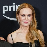 Menjadikan gaun hitamnya menjadi pusat penampilannya, Nicole Kidman melengkapi gayanya dengan anting-anting berlian yang sederhana namun elegan dan jam tangan. Foto: John Nacion/WireImage