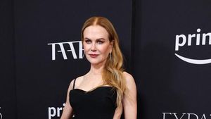 7 Gaya Seksi Nicole Kidman di Usia 56, Pakai Gaun Backless di Premier Expats