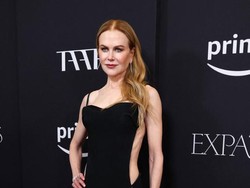 7 Gaya Seksi Nicole Kidman di Usia 56, Pakai Gaun Backless di Premier Expats