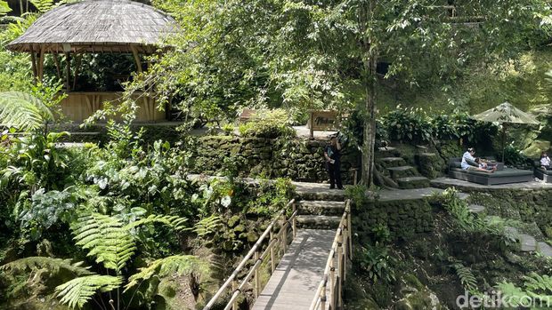 Nukad Tampaksiring di Gianyar, Bali, restoran tepi sungai nan instagramable