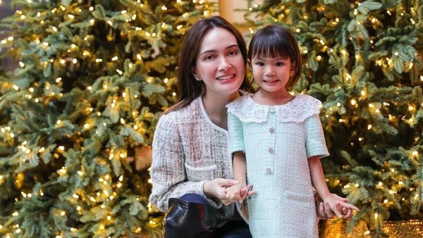 9 Inspirasi OOTD Kompak Ibu dan Anak Artis, Cantiknya Bikin Gemas