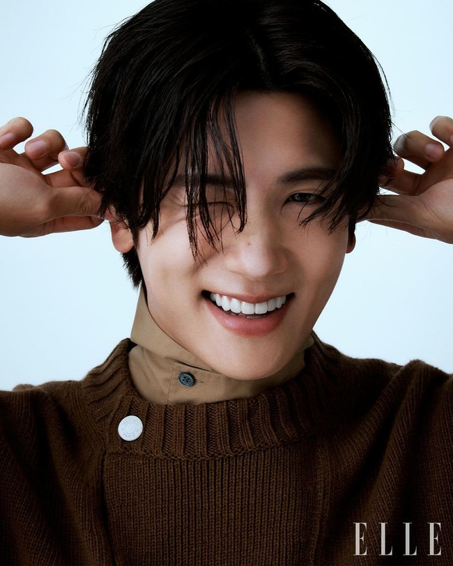 Park Hyung Sik akan menampilkan pesonanya sebagai Yeo Jung Woo, seorang ahli bedah plastik terkenal yang berprestasi. Namun, karakternya menuai kontroversi setelah mengalami kecelakaan medis mengerikan di tengah operasi plastik. Foto: dok. Elle Korea