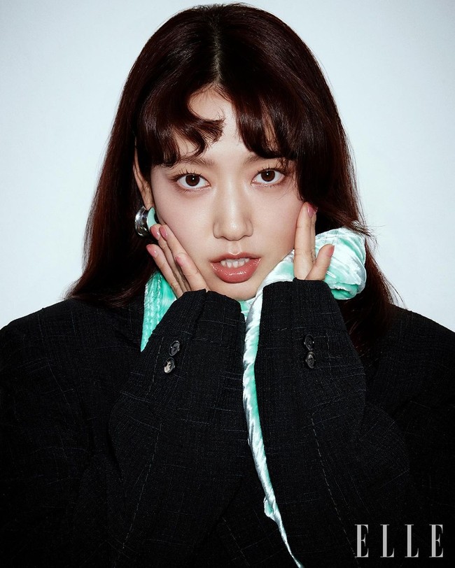 Sedangkan Park Shin Hye berperan sebagai Nam Ha Neul, seorang ahli anestesi yang workaholic dan mengalami burnout dengan pekerjaannya. Dia mulai merasa bosan dengan kesehariannya yang monoton. Foto: dok. Elle Korea