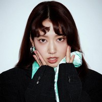 Sedangkan Park Shin Hye berperan sebagai Nam Ha Neul, seorang ahli anestesi yang workaholic dan mengalami burnout dengan pekerjaannya. Dia mulai merasa bosan dengan kesehariannya yang monoton. Foto: dok. Elle Korea