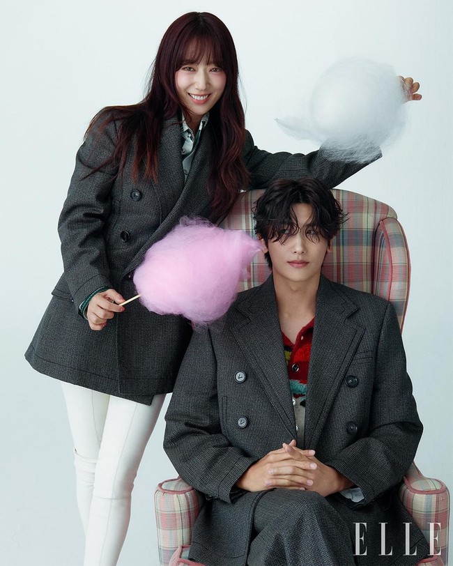 Park Shin Hye dan Park Hyung Sik menjalani pemotretan menjelang penayangan drama Korea Doctor Slump. Seperti diketahui, episode pertamanya akan tayang Sabtu (27/1/2024) ini di Netflix. Foto: dok. Elle Korea