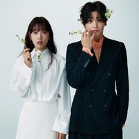 Drama komedi romantis ini menjadi ajang reuni Park Shin Hye dan Park Hyung Sik setelah 11 tahun. Keduanya pertama kali dipertemukan saat membintangi drama Korea The Heirs pada tahun 2013 lalu. Foto: dok. Elle Korea