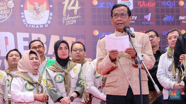 Pasangan Capres-Cawapres Ganjar Pranowo dan Mahfud MD memberikan keteragan usai Debat Cawapres Kedua di JCC Senayan, Jakarta, Minggu (21/1/2024). (CNBC Indonesia/Faisal Rahman)