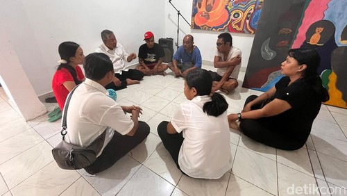 Pegawai di Rumah Berdaya Denpasar (kemeja putih) saat memberikan arahan kepada ODGJ sebelum membuat dupa, Senin (11/12/2023). (Noviana Windri/detikBali)