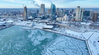 Pemandangan udara pusat kota yang tertutup salju, di Milwaukee, Wisconsin, AS, 18 Januari 2024.