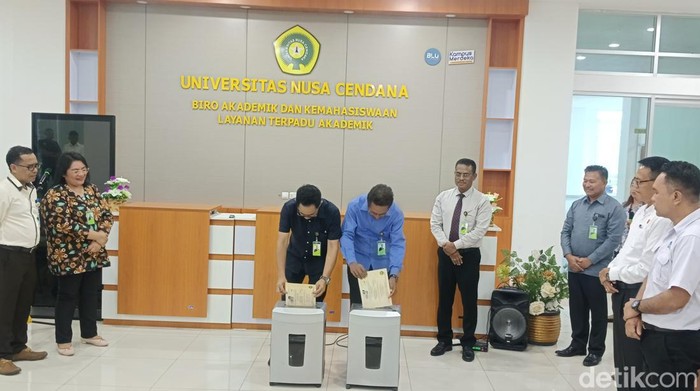 Pemusnahan 3.985 ijazah di Undana, Kupang, NTT, Senin (22/1/2024).