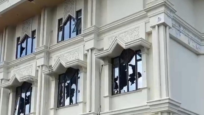 Penampakan kericuhan demo di Kantor Gubernur Jambi.