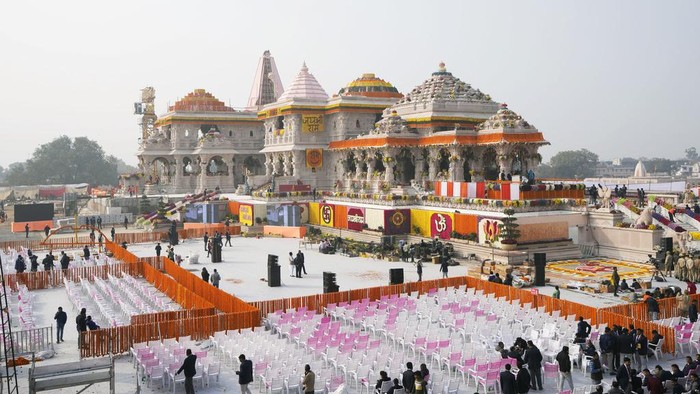 Penampakan Kuil Kontroversial yang Siap Diresmikan India The compound and the building of a temple dedicated to Hindu deity Lord Ram are decorated with flowers the day before the temple's grand opening in Ayodhya, India, Sunday, Jan. 21, 2024. (AP Photo/Rajesh Kumar Singh)