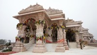 Ayodhya, yang dulu dipenuhi rumah-rumah padat dan kios-kios kumuh, telah mengalami perubahan besar menjelang pelantikan. Jalan-jalan sempit telah diubah menjadi rute ziarah empat jalur menuju kuil. Kuil tersebut, yang terletak di salah satu situs keagamaan paling kontroversial di India, diperkirakan akan memperbesar peluang Modi untuk meraih rekor masa jabatan ketiga berturut-turut dengan memanfaatkan sentimen keagamaan umat Hindu, yang merupakan 80% dari 1,4 miliar populasi India.