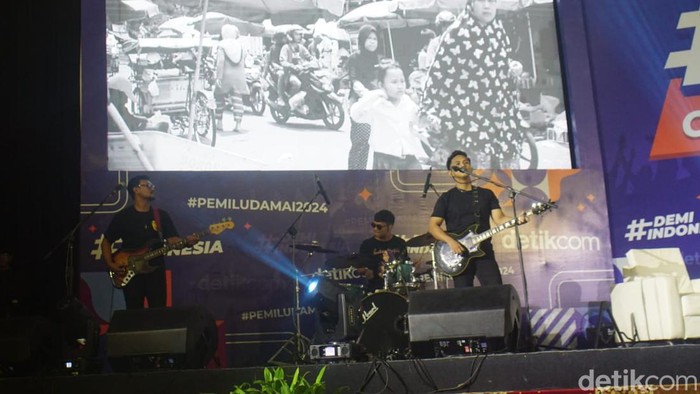 Penampilan Hutan Tropis yang tampil dalam event #DemiIndonesia Cerdas Memilih di The Sultan Convention Center Palembang, Senin (22/1/2024).