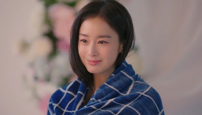 Saat membuat penampilan spesialnya, istri dari solois Rain itu tampil cantik elegan memakai setelan blazer dan rok berwarna biru. Siapa sangka Kim Tae Hee sudah menginjak 43 tahun dan punya dua anak? Foto: dok. JTBC