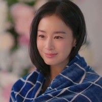 Saat membuat penampilan spesialnya, istri dari solois Rain itu tampil cantik elegan memakai setelan blazer dan rok berwarna biru. Siapa sangka Kim Tae Hee sudah menginjak 43 tahun dan punya dua anak? Foto: dok. JTBC