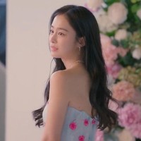Dalam episode terakhir, Kim Tae Hee menjadi model dalam pemotretan Jo Sam Dal (pemain Shin Hye Sun). Dia tampil anggun memakai gaun putih bermotif bunga. Foto: dok. JTBC