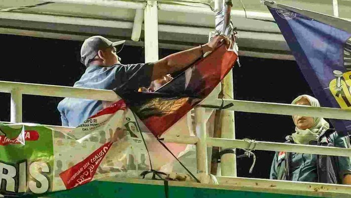 Penertiban bendera parpol di Jakpus. (Dok Istimewa)