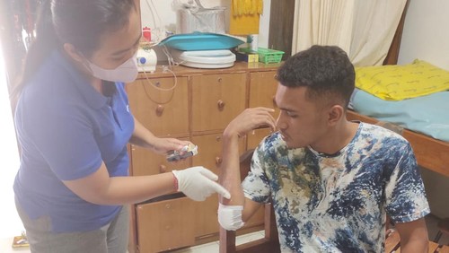 Pengendara sepeda motor terjatuh akibat baliho terlepas di Jalan Yeh Empas, Sanggulan Anyar, Kecamatan Kediri, Kabupaten Tabanan, Senin (22/1/2024)