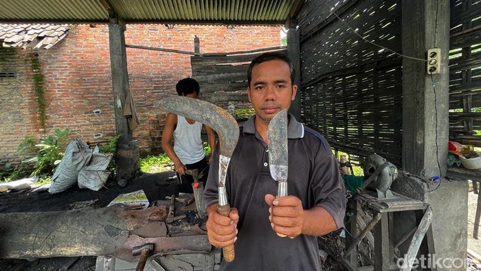 Pengerajin Pisau Tradisional Jombang Pande besi Jombang sudah 21 tahun masih tetap eksis memproduksi pisau, Senin(22/1/2024).