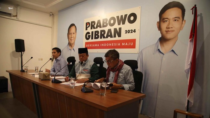 Penjelasan TKN Prabowo-Gibran soal Food Estate Usai Dianggap Gagal Sekretaris TKN Prabowo-Gibran, Nusron Wahid bersama Komandan Tim Komunikasi TKN Prabowo-Gibran, Budisatrio Djiwandono dan Komandan Tim Echo TKN, Hinca Pandjaitan saat menggelar konferensi pers pascadebat Cawapres di Media Center TKN, Jakarta, Senin (22/1/2024).