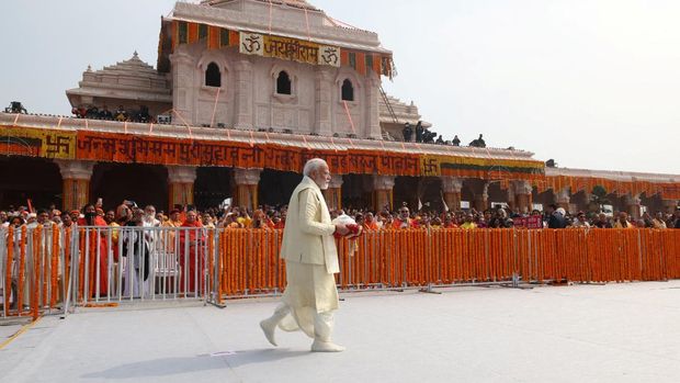 Perdana Menteri India Narendra Modi tiba untuk menghadiri pembukaan kuil megah dewa Hindu Lord Ram di Ayodhya, India, 22 Januari 2024. (India's Press Information Bureau/Handout via REUTERS)