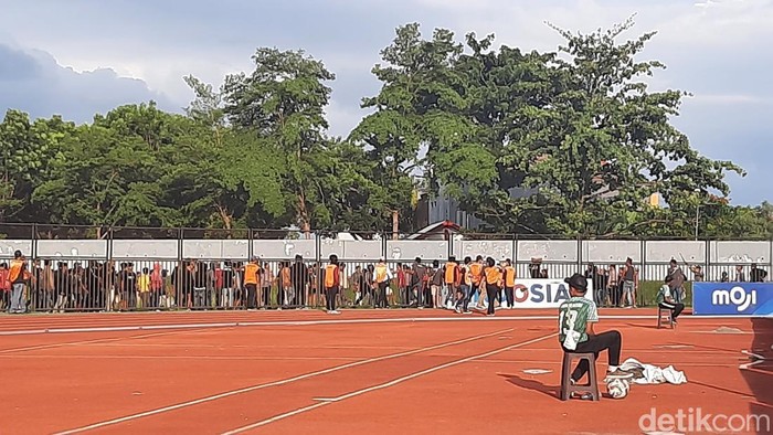 Sempat terjadi kericuhan antar suporter saat pertandingan Persipa Pati vs Persijap Jepara di Stadion Joyokusumo Pati, Senin (22/1/2024)
