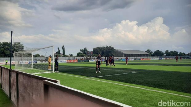 Sempat terjadi kericuhan antar suporter saat pertandingan Persipa Pati vs Persijap Jepara di Stadion Joyokusumo Pati, Senin (22/1/2024)