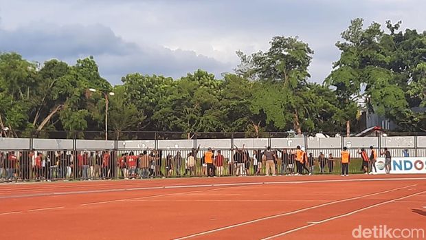Sempat terjadi kericuhan antar suporter saat pertandingan Persipa Pati vs Persijap Jepara di Stadion Joyokusumo Pati, Senin (22/1/2024)