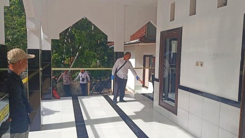 Personel Polsek Karangasem saat melakukan olah TKP terkait pencurian kotak amal di Masjid Nurul Jannah, Desa Bukit, Karangasem, Bali, Senin (22/1/2024). (Foto: Dok.Polsek Karangasem)