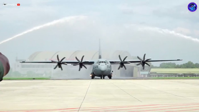 Pesawat keempat Super Hercules C-130J yang dibeli Pemerintah Indonesia telah mendarat di Lanud Halim Perdanakusuma. Pesawat itu akan memperkuat TNI AU. (YouTube Airmen TV Dispenau)