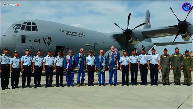 Pejabat TNI AU menyambut kedatangan penerbang dan pesawat keempat Super Hercules C-130J yang mendarat di Lanud Halim Perdanakusuma (YouTube Airmen TV Dispenau)