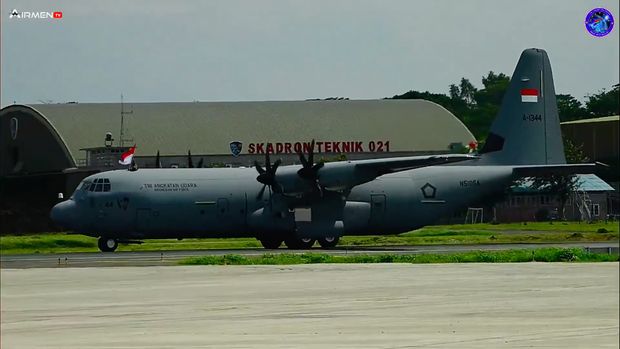 Pesawat keempat Super Hercules C-130J yang dibeli Pemerintah Indonesia telah mendarat di Lanud Halim Perdanakusuma (YouTube Airmen TV Dispenau)