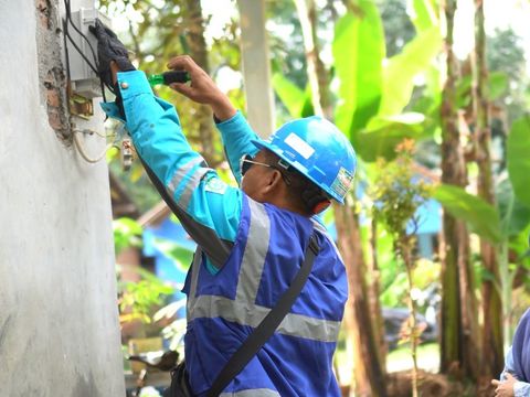Petugas PLN saat mengecek sistem meter prabayar atau lebih dikenal dengan meter token.