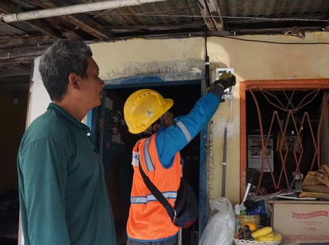 Petugas PLN saat mengecek sistem meter prabayar atau lebih dikenal dengan meter token.