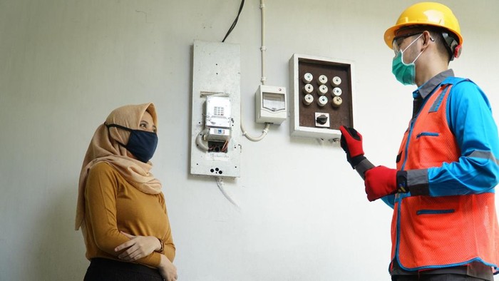 Petugas PLN saat mengecek sistem meter prabayar atau lebih dikenal dengan meter token.