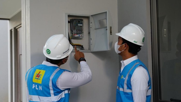 Petugas PLN saat mengecek sistem meter prabayar atau lebih dikenal dengan meter token.