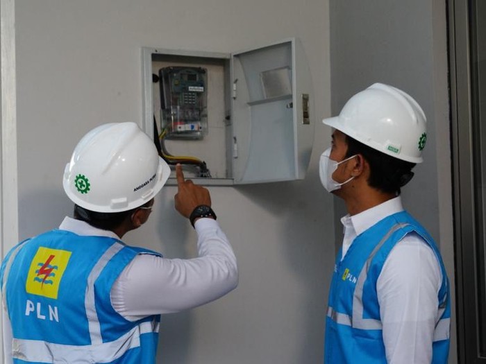 Petugas PLN saat mengecek sistem meter prabayar atau lebih dikenal dengan meter token.