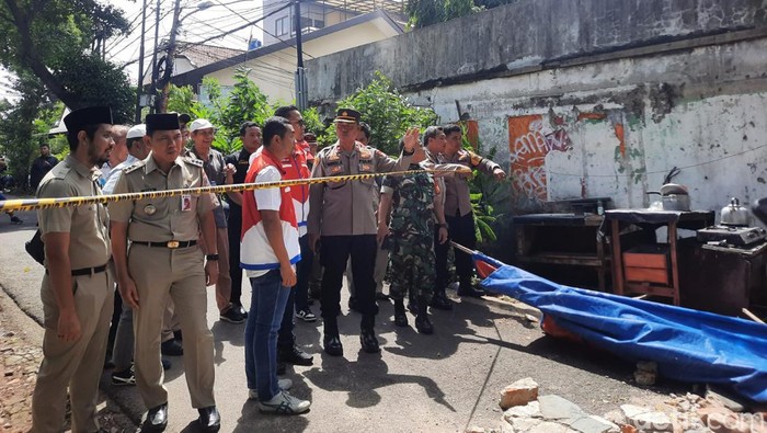 Pihak Pertamina dan kepolisian mengecek lokasi tembok yang roboh dan tewaskan 3 orang di Tebet, Jakarta Selatan.