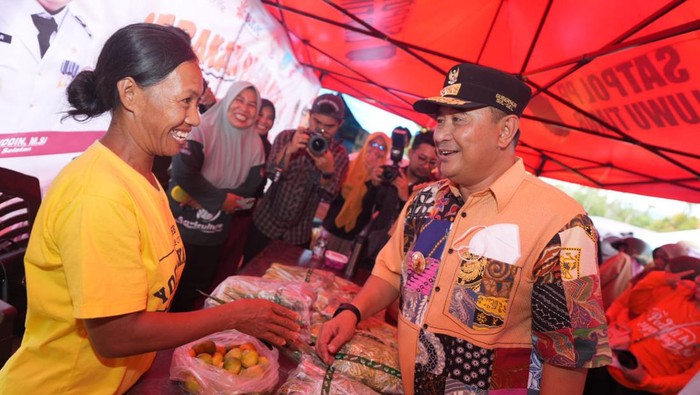 Pj Gubernur Sulsel Bahtiar Baharuddin menemui warga saat acara pasar murah di Malili, Luwu TImur.