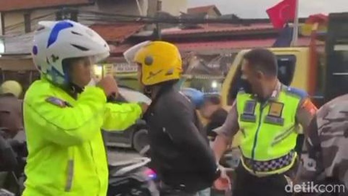 Polisi mengamankan seorang pengendara motor yang diduga membawa senjata api (senpi) di Jalan Raya Cinunuk, Kecamatan Cileunyi. Aksi heroik tersebut viral di sosial media.